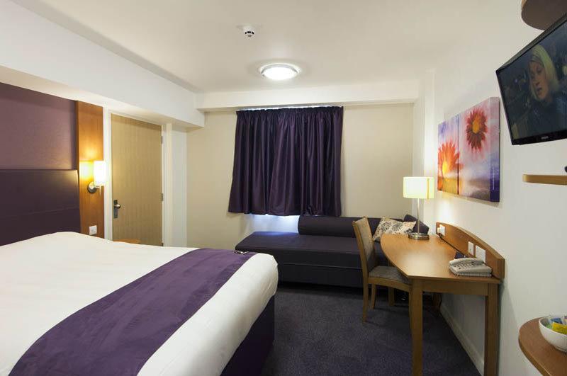 Premier Inn Rugeley Exterior foto